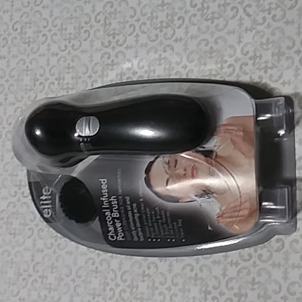 Elite Essentials Charcoal Infused Facial Power Brush. Black.